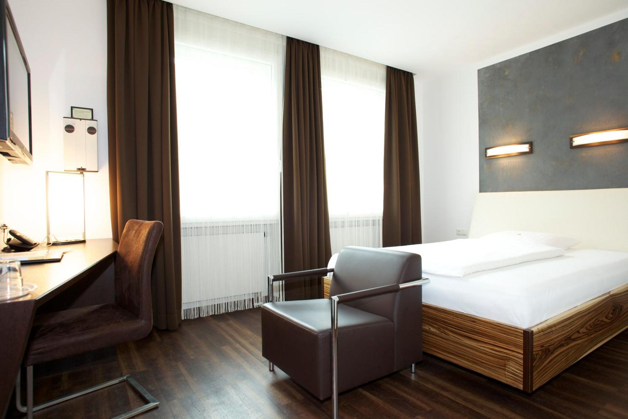 Hotel Zur Wartburg Rheda-Wiedenbrueck Bagian luar foto